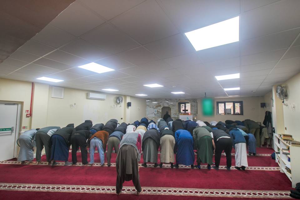 The congregation bowing in ruku