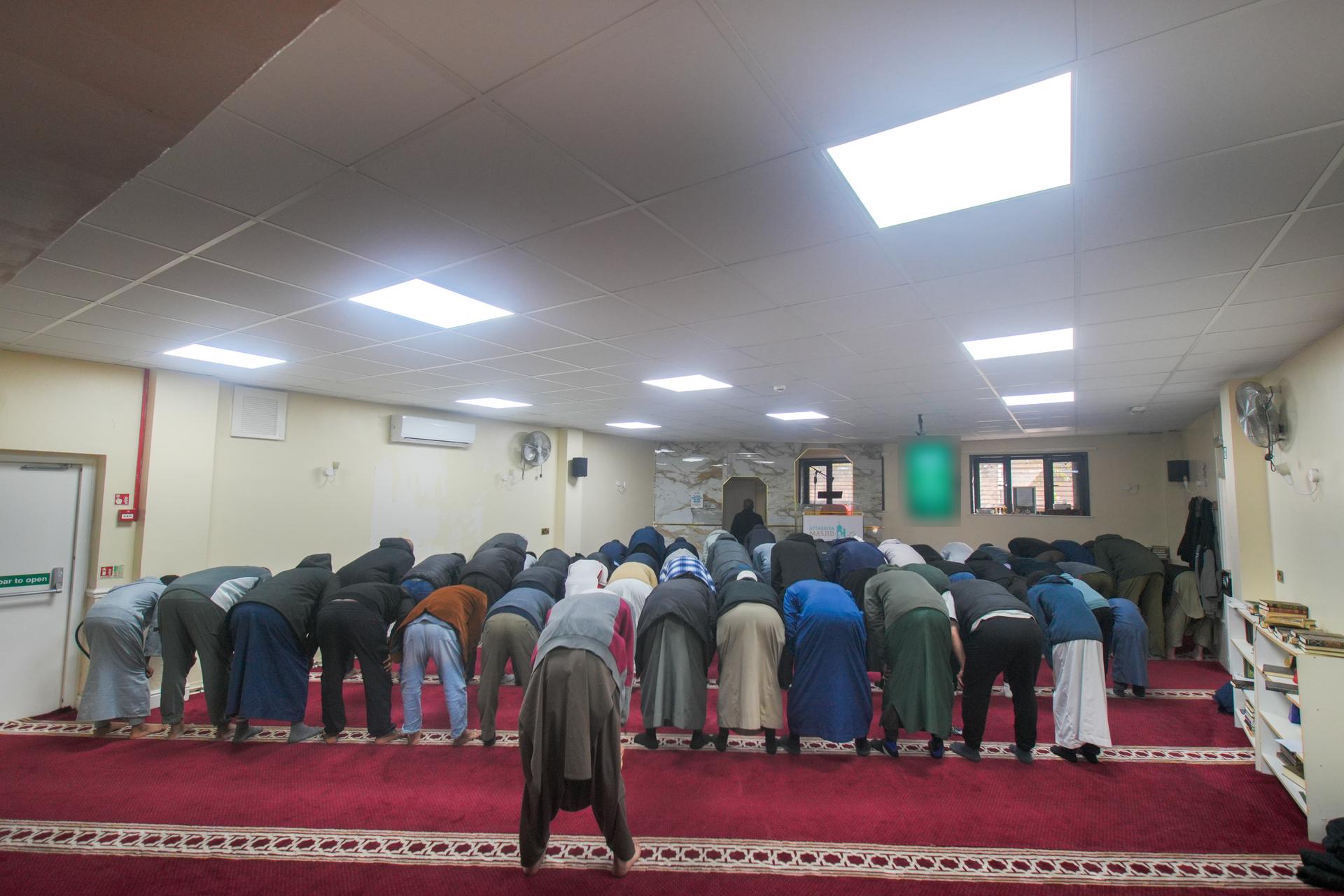 The congregation bowing in ruku